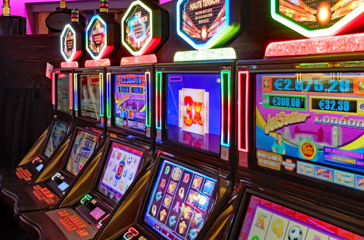 Four Simple Tips to Play Online Slot Machines